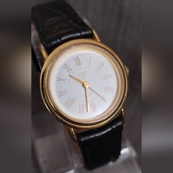 Vintage 1990 GUESS Watch, Black Leather Band, Runs & Keeps Time - New Battery - Picture 4 of 16